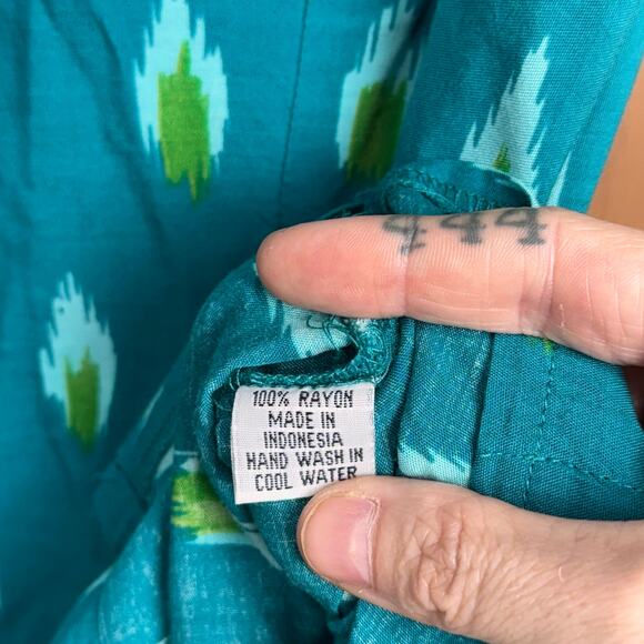 Women's Aloha Hut Sleeveless Button-Up Collar Shirt - Size Medium - Picture 6 of 10